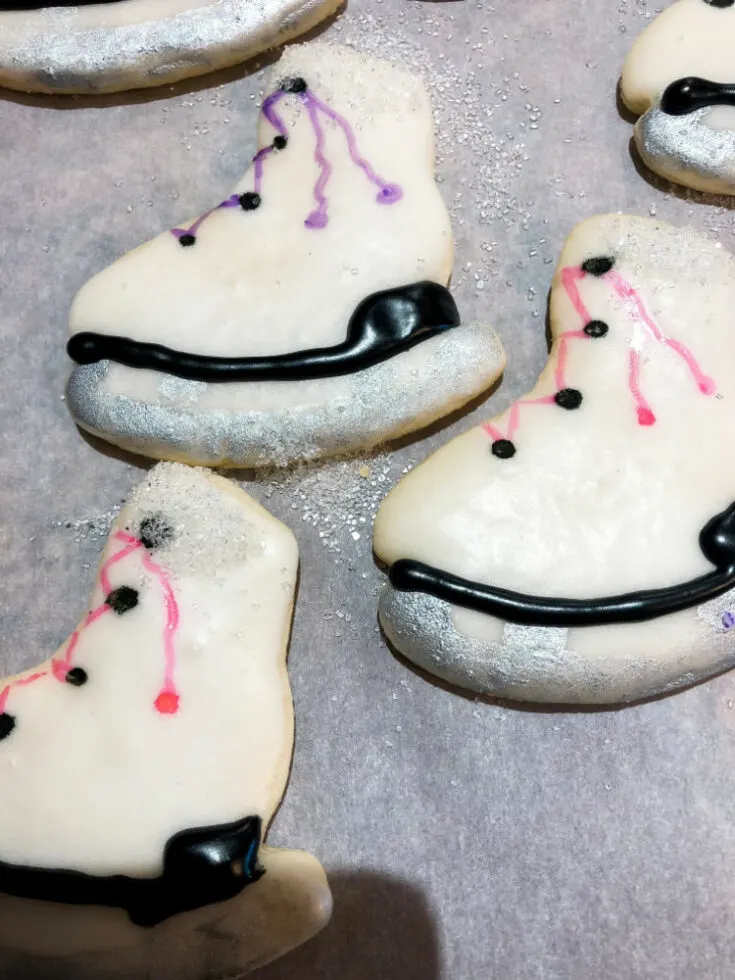 how to decorate ice skate cookies