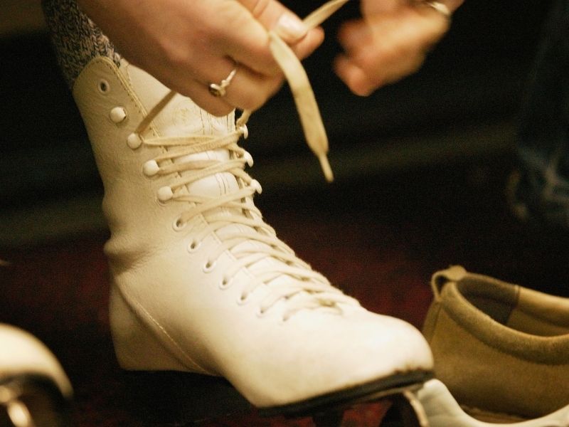 how to put ice skates on